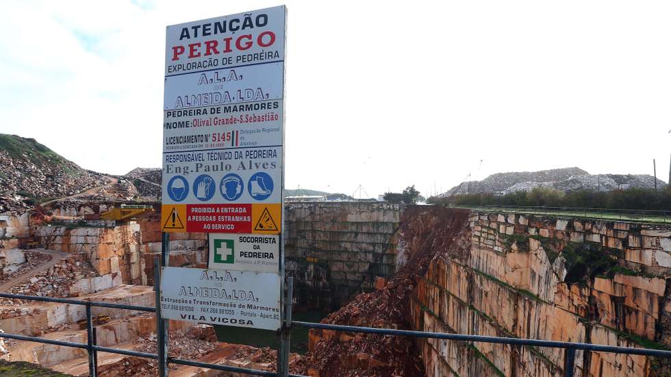 Local onde faz hoje um mês que um aluimento de terras e derrocada de uma estrada provocou quatro vítimas mortais, em Borba, 19 de dezembro de 2018. NUNO VEIGA/LUSA