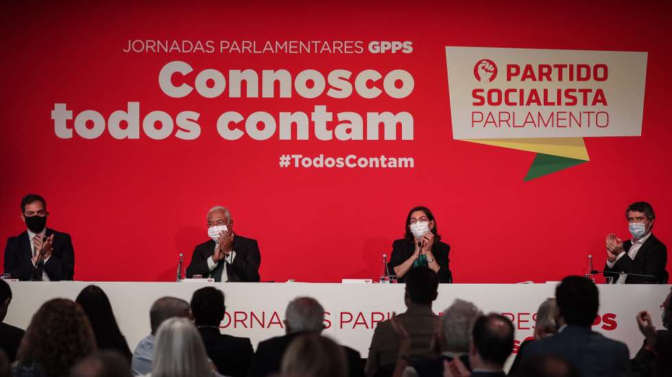 O secretário-geral do Partido Socialista (PS), António Costa, acompanhado pela líder parlamentar do PS, Ana Catarina Mendes, participa na sessão de abertura da jornada de trabalho do grupo parlamentar do partido "Connosco, todos contam", no Centro Cultural de Belém, em Lisboa, 22 de setembro de 2020. MÁRIO CRUZ/LUSA