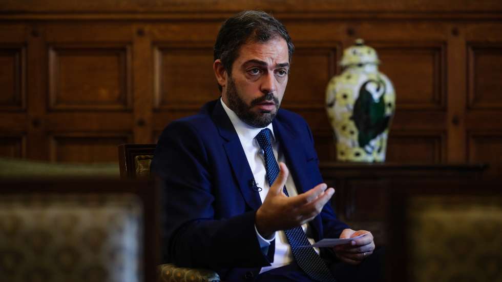 O secretário de Estado dos Assuntos Parlamentares, Duarte Cordeiro, fala em entrevista à Agência Lusa na Assembleia da República em Lisboa, 13 de julho de 2020. (ACOMPANHA TEXTO DE 14 DE JULHO DE 2020) TIAGO PETINGA/LUSA
