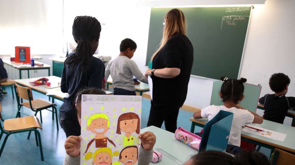 Equipas multidiciplinares da Câmara Municipal de Lisboa e da Saúde durante as vistorias a todas as escolas da cidade de Lisboa para verificar cumprimento dos planos de contingência e medidas da DGS devido à pandemia de covid-19, escola EB1 e Jardim de Infância do Armador, em Marvila, 02 de outubro de 2020. Ao longo de uma hora, a equipa andou pelos corredores da escola, sinalizados com setas coloridas para indicar os percursos de entrada e saída de cada espaço e os sentidos em que os alunos devem circular, fazendo perguntas sobre a divisão dos espaços e forma como as ‘bolhas’ de crianças estão organizadas. MANUEL DE ALMEIDA/LUSA