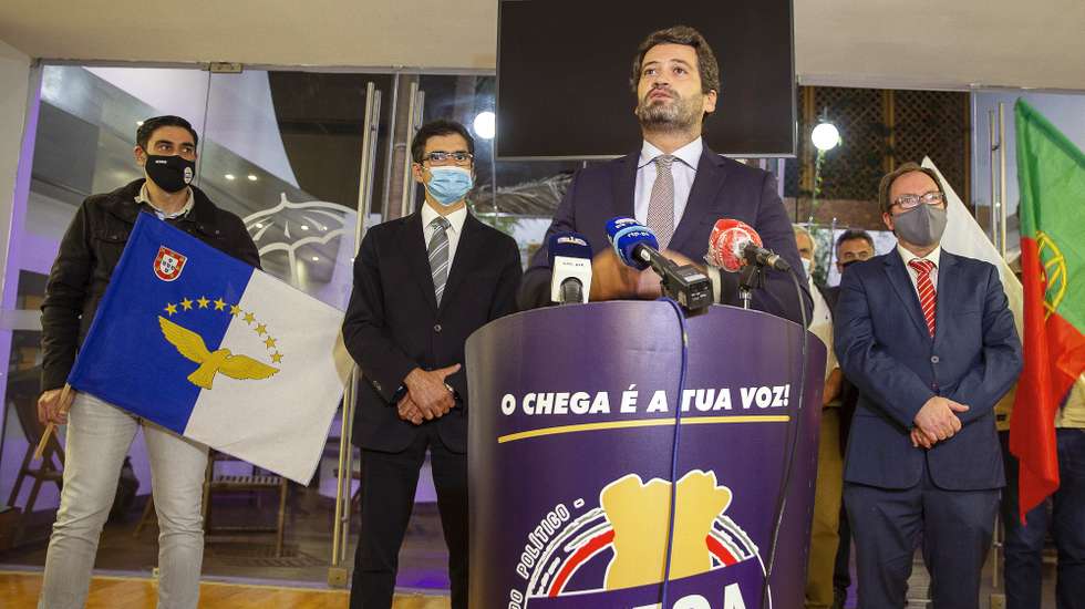 O presidente do Chega, Andre Ventura, acompanhado pelo candidato pelo partido, Carlos Augusto Furtado (2E), reage após a divulgação dos resultados das eleições legislativas da Região Autónoma dos Açores, em Ponta Delgada, Açores, 26 de outubro de 2020. O partido Chega conseguiu hoje o seu primeiro deputado eleito nas legislativas regionais dos Açores, pelo círculo da ilha de São Miguel, segundo os resultados divulgados pela Direção Regional de Organização e Administração Pública (DROAP). EDUARDO COSTA /LUSA
