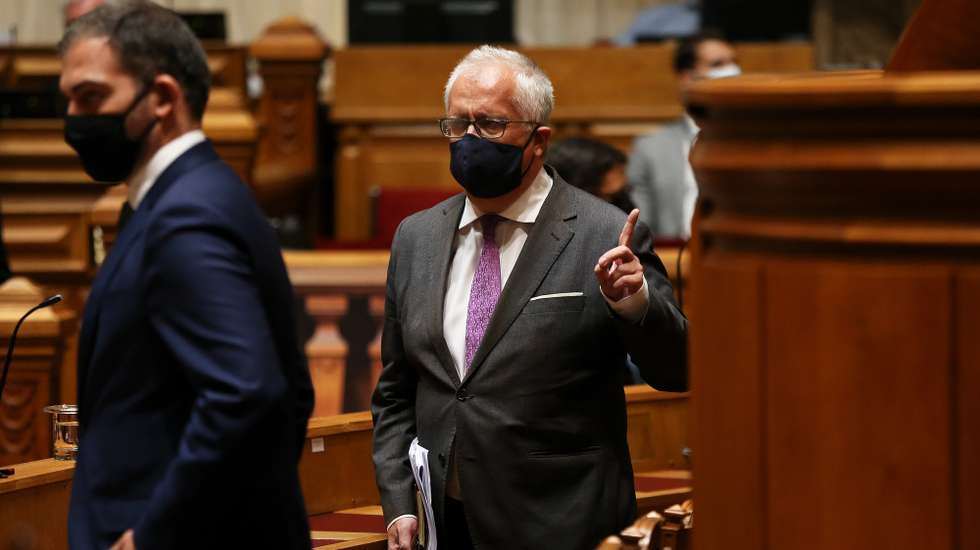 O ministro da Administração Interna, Eduardo Cabrita, durante debate para votação do projeto de decreto presidencial de estado de emergência entre 09 e 23 de novembro, na Assembleia da República, em Lisboa, 06 de novembro de 2020. O parlamento vai debater e votar o projeto de decreto do Presidente da República que declara o estado de emergência em Portugal entre 09 e 23 de novembro para permitir medidas de contenção da covid-19. MANUEL DE ALMEIDA/LUSA