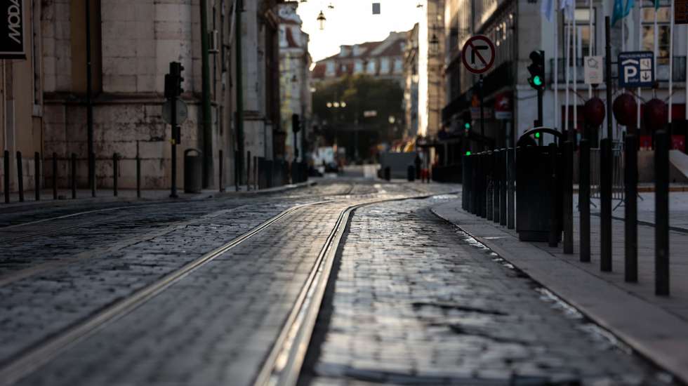 Uma rua deserta na baixa lisboeta a meio da tarde, em Lisboa, 05 de dezembro de 2020. Entre as 13:00h de sábado 05 de dezembro e as 05:00h de 06 dezembro, está em vigor o recolher obrigatório nos concelhos de risco "extremamente elevado" e "muito elevado". JOSÉ SENA GOULÃO/LUSA
