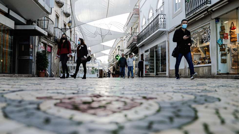 Comerciantes da baixa de Faro afirmam que o Natal deste ano vai ser muito mau, por causa da pandemia de covid-19, Faro, 27 de novembro de 2020. A agência Lusa visitou a localidade fronteiriça do distrito de Faro, habitualmente muito procurada nesta época por espanhóis pelos seus produtos atoalhados e artesanato, mas que agora regista uma acentuada quebra no movimento de turistas devido às restrições impostas pela pandemia de covid-19. (ACOMPANHA TEXTO DE 6 DE DEZEMBRO DE 2020). LUÍS FORRA/LUSA