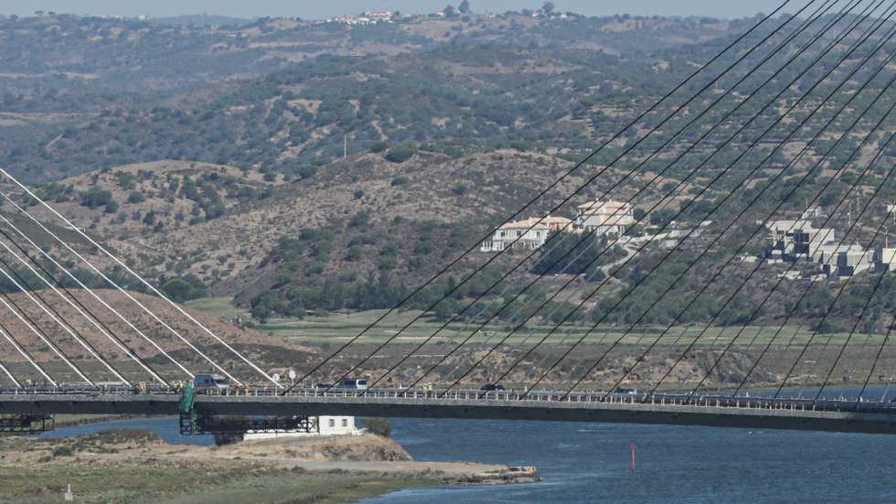 Veículos atravessam a ponte Internacional do Guadiana, no dia em são reabertas as fronteiras entre Portugal e a Espanha, em Castro Marim, 01 de julho de 2020. Este momento marca o fim da suspensão da medida excecional e temporária de controlo de pessoas nas fronteiras entre os dois países, que integrou o programa de combate à pandemia da doença Covid-19. LUÍS FORRA/LUSA