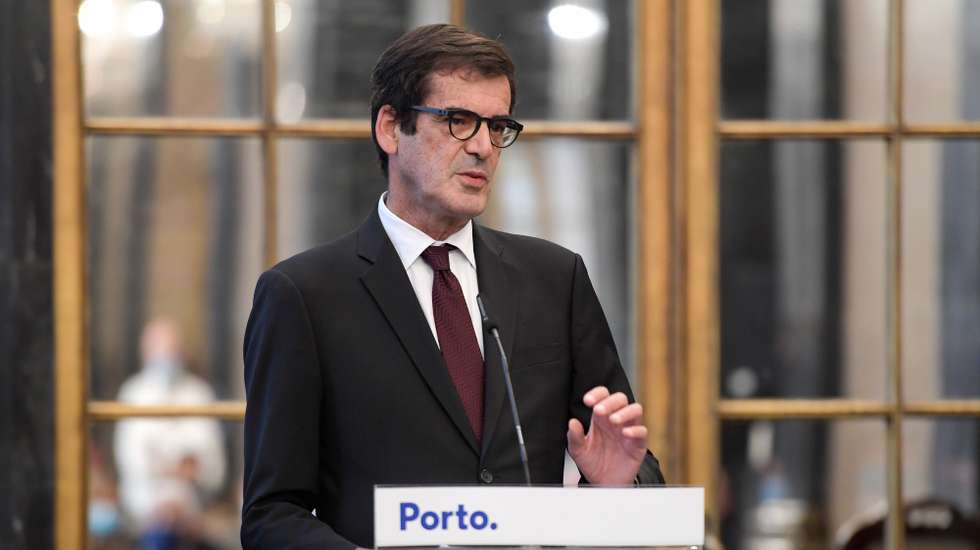 O Presidente da Câmara Municipal do Porto, Rui Moreira, discursa durante a cerimónia de homologação do Acordo de Colaboração no âmbito do Primeiro Direito para o Município do Porto, que decorreu no ediifício da Câmara Municipal, no Porto. 16 de novembro de 2020. FERNANDO VELUDO/LUSA