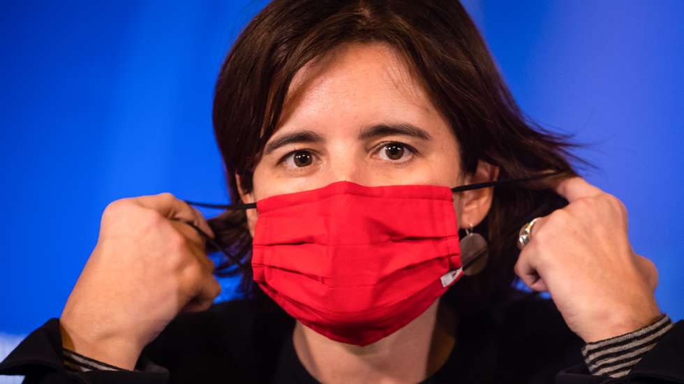 A ministra de Estado e da Presidência, Mariana Vieira da Silva, retira a sua máscara de proteção respiratória à chegada para participar na conferência de imprensa após reunião do Conselho de Ministros, no Palácio da Ajuda, em Lisboa, 27 de novembro de 2020. JOSÉ SENA GOULÃO/LUSA