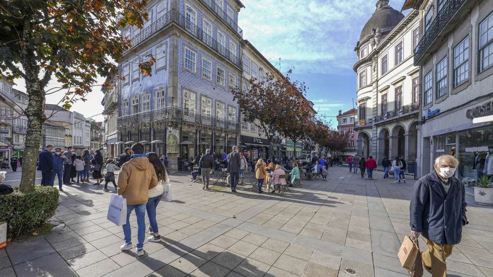 O contraste das principais artérias comerciais da cidade de Braga uma hora antes e uma hora depois do recolher obrigatório do estado de emergência, no âmbito das medidas de contenção da covid-19, em Braga, 28 de novembro de 2020. Com 213 concelhos em risco em Portugal, o Conselho de Ministros decretou, durante este e o próximo fim-de-semana, a proibição de circulação interconcelhia, bem como o confinamento obrigatório para toda a população destes concelhos a partir das 13h. HUGO DELGADO/LUSA