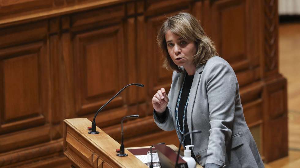 A coordenadora nacional do Bloco de Esquerda (BE), Catarina Martins, intervém no debate com a presença do primeiro-ministro sobre política geral, esta tarde na Assembleia da República, em Lisboa, 19 de janeiro de 2021. Portugal contabilizou hoje 218 mortes, um novo máximo de óbitos em 24 horas, relacionados com a covid-19, e 10.455 novos casos de infeção pelo novo coronavírus, segundo a Direção-Geral da Saúde (DGS). MIGUEL A. LOPES/LUSA