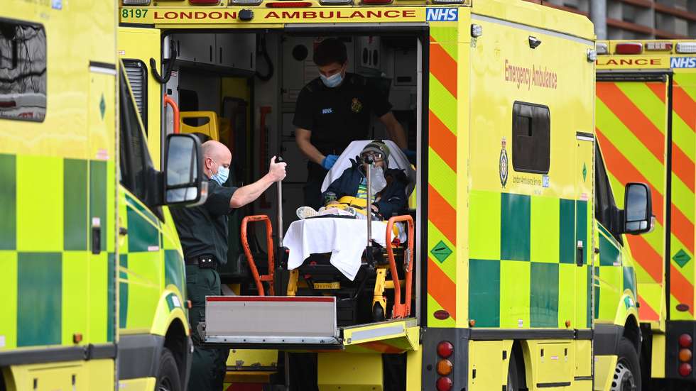 epa08955750 A patient is brought into the Royal London hospital in London, Britain, 21 January 2021. Britain's national health service (NHS) is coming under sever pressure as Covid-19 hospital admissions continue to rise across the UK. Over one thousand people are dying each day from the disease.  EPA/ANDY RAIN