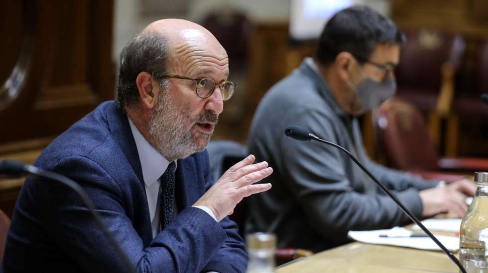 O ministro do Ambiente e da Ação Climática, João Pedro Matos Fernandes (E), fala durante a sua audição perante a Comissão de Ambiente, Energia e Ordenamento do Território, na Assembleia da República, em Lisboa, 27 de janeiro de 2021. MIGUEL A. LOPES/LUSA