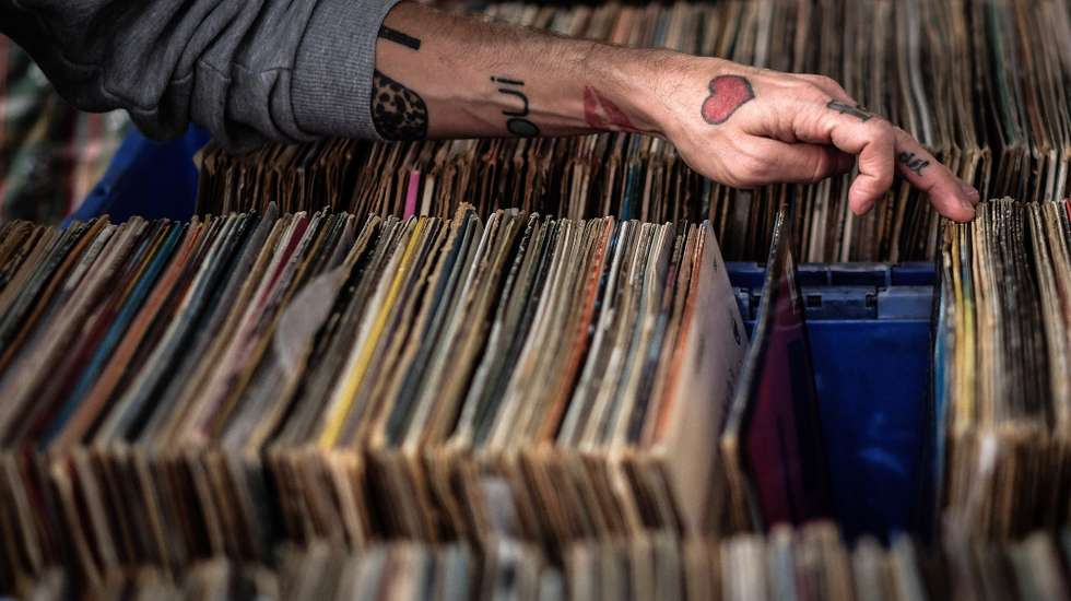4.ª edição da Feira do Vinil de Lisboa no Mercado de Santa Clara, em Lisboa, 1 de novembro de 2019. A feira termina no dia 3 de novembro e tem à venda centenas de discos revivalistas (LPs, singles e raridades). MÁRIO CRUZ/LUSA