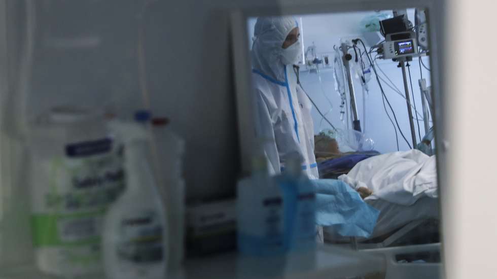 Unidade da Cuidados Itensivos do Hospital das Forças Armadas, Lisboa, 27 de janeiro de 2021. Gabinetes, salas de espera e até o refeitório do Hospital das Forças Armadas, em Lisboa, estão a ser transformados em enfermarias para doentes covid-19, no combate a uma vaga da pandemia que atinge o país em força. ( ACOMPANHA TEXTO DO DIA 28 DE JANEIRO DE 2021). JOÃO RELVAS/LUSA