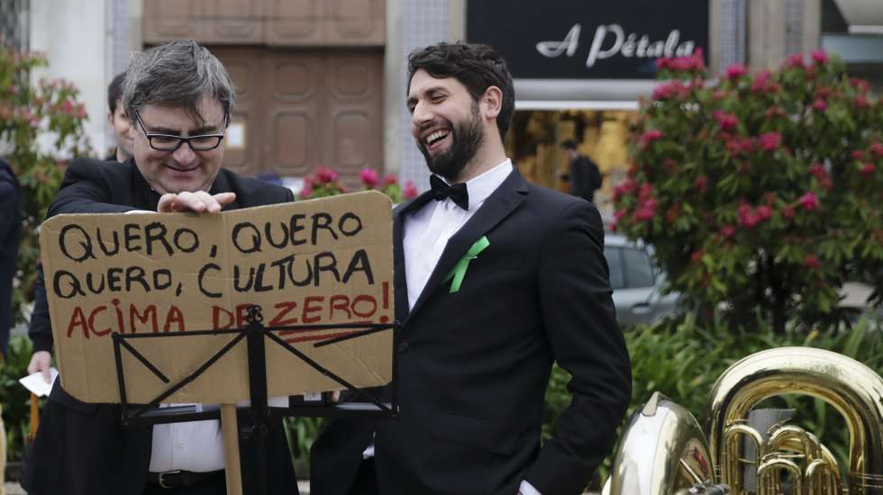 Participantes numa ação de protesto "Apelo pela Cultura" promovida pelo CENA-STE - Sindicato dos Trabalhadores de Espetáculos, do Audiovisual e dos Músicos, pela Rede - Associação de Estruturas para a Dança Contemporânea, pela Plateia - Profissionais Artes Cénicas e pelo Manifesto em Defesa da Cultura, na sequência dos resultados dos concursos de apoio às artes da DGArtes, no Porto, 6 de abril de 2018. JOSÉ COELHO/LUSA
