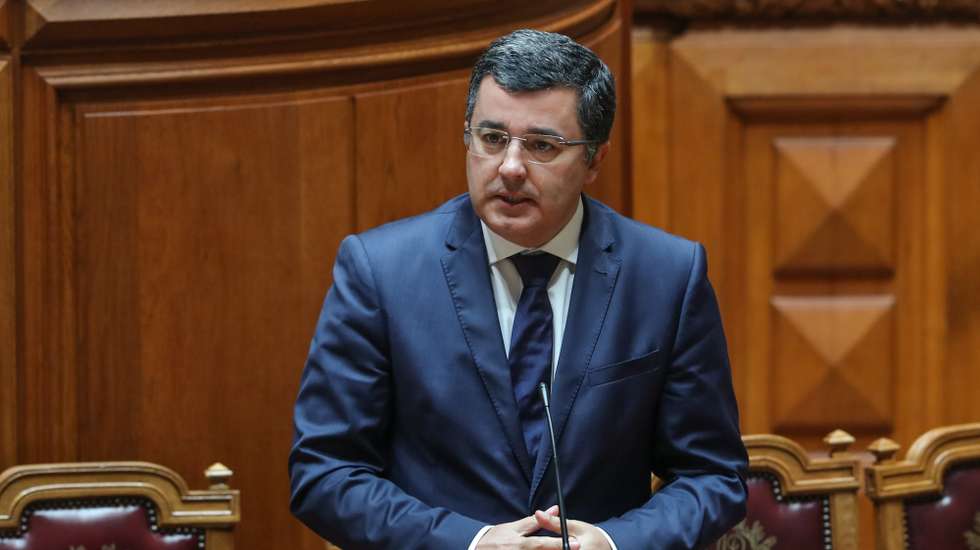 O secretário de Estado da Descentralização e da Administração Local, Jorge Botelho intervém esta tarde num debate parlamentar na Assembleia da República em Lisboa, 30 de abril de 2020. MIGUEL A. LOPES/LUSA