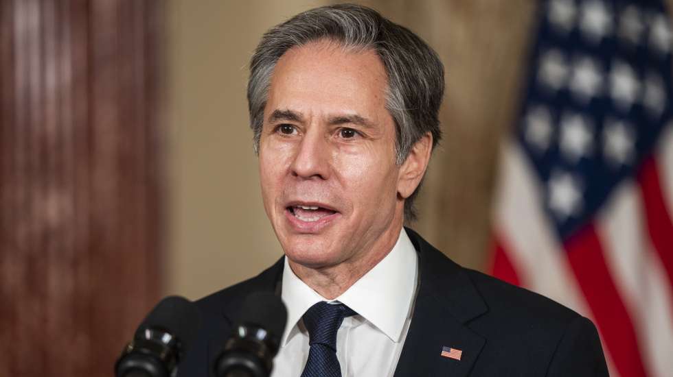epa08987648 US Secretary of State Antony Blinken introduces US President Joe Biden (not pictured) at the US State Department in Washington, DC, USA, 04 February 2021. Biden announced that he is ending US support for the Saudi's offensive operations in Yemen.  EPA/JIM LO SCALZO