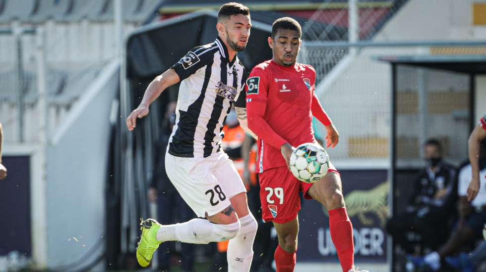 O jogador do Portimonense Wilyan (E) disputa a bola com o jogador do Gil Vicente, Samuel Lino, durante o jogo a contar para a Primeira Liga de Futebol realizado no estádio do Portimonense, Portimão, 14 de  fevereiro de 2021 . LUÍS FORRA/LUSA