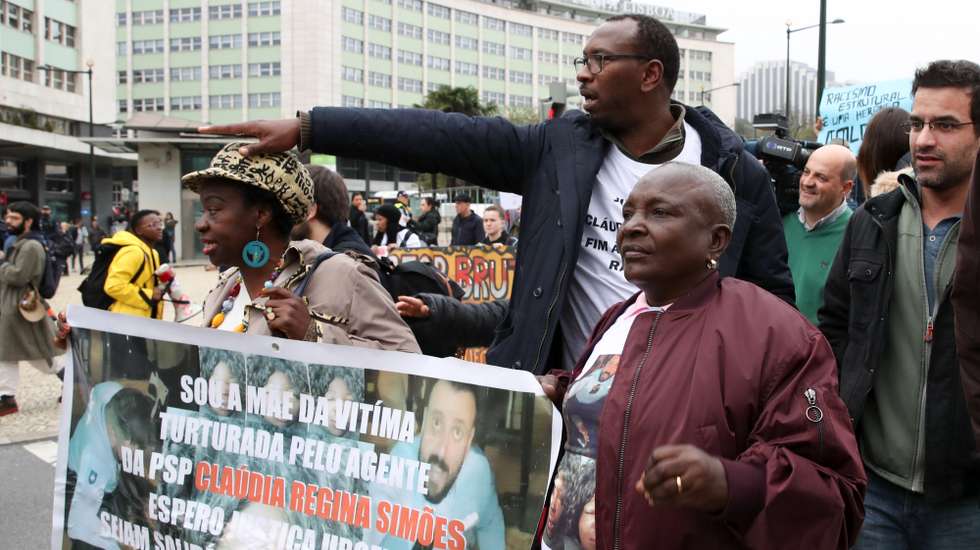 O dirigente do SOS racismo, Mamadou Ba (C), durante as manifestações "Justiça para Cláudia Simões! Abaixo a violência racista!", Lisboa, 1 de fevereiro de 2020. As manifestações foram convocadas através das redes sociais pelos movimentos Brutalidade Policial; Esquerda Revolucionária – A Centelha; Frente Unitária Antifascista; SOS Racismo; Instituto da Mulher Negra em Portugal; Plataforma Antifascista Lisboa Vale do Tejo; Associação de Afrodescendentes; e Associação de Mulheres Negras, Africanas e Afrodescendentes em Portugal, entre outros. MANUEL DE ALMEIDA / LUSA