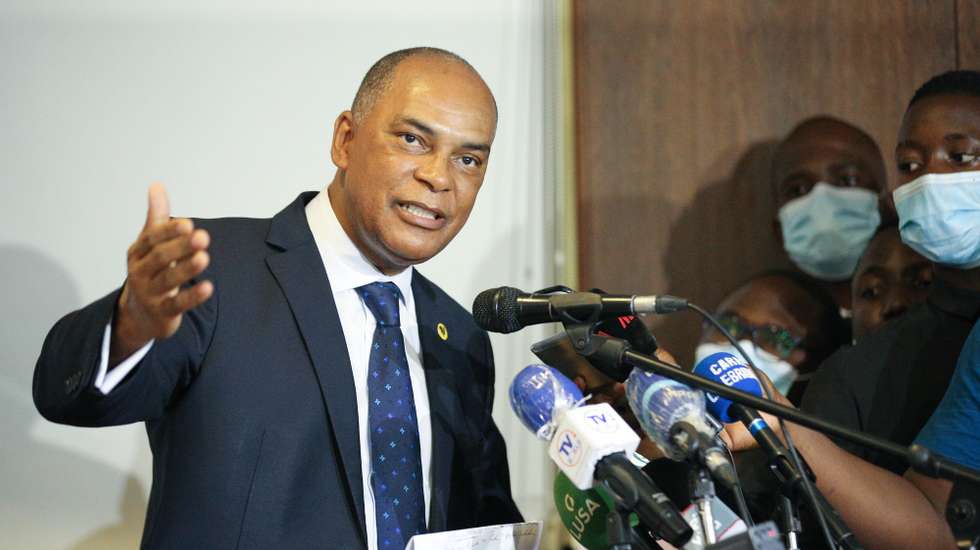 O presidente da UNITA, Adalberto Costa Júnior, intervém na conferência de imprensa conjunta dos líderes do Bloco Democrático e do projeto do Partido do Renascimento Angola - PRA-JA Servir Angola, em Luanda, Angola, 18 de fevereiro de 2021. Na declaração, as organizações políticas dizem que “acompanham com preocupação a tendência do partido no poder de mergulhar o país num caos, comprometendo as conquistas políticas, sociais e económicas”.  AMPE ROGÉRIO/LUSA