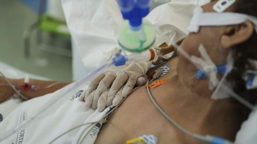 Um elemento da equipa médica cuida de um paciente hospitalizado na Unidade de Cuidados Intensivos covid-19 do Hospital Santa Maria, em Lisboa, 11 de fevereiro de 2021. O Hospital Santa Maria conta ao dia de hoje com 271 doentes internados com 64 destes doentes internados nos Cuidados Intensivos covid-19, o número máximo atingido até ao dia de hoje neste Hospital.