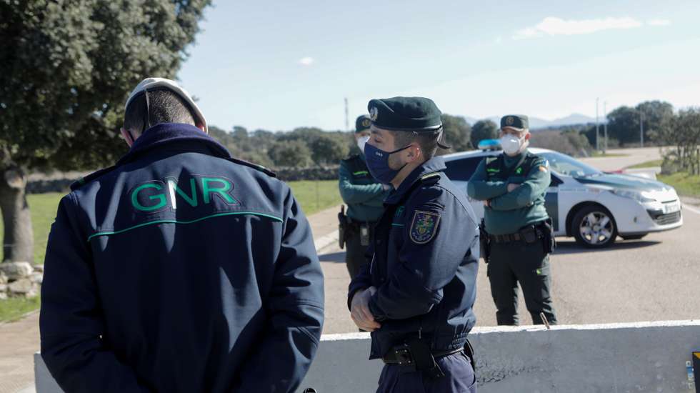A GNR está a vigiar diariamente as doze fronteiras secundárias existentes no distrito da Guarda, ao longo de 100 quilómetros, que permanecem fechadas no âmbito das medidas do Governo para combate à pandemia da covid-19, Batocas, Sabugal, 23 de fevereiro de 2021. No distrito da Guarda, nos concelhos de Figueira de Castelo Rodrigo, Almeida e Sabugal, existem doze fronteiras, que estão temporariamente encerradas, mas que são vigiadas diariamente pela GNR e pela Guardia Civil de Espanha, como constatou a agência Lusa durante o acompanhamento de uma ação. (ACOMPANHA TEXTO DE 24 DE FEVEREIRO DE 2021). MIGUEL PEREIRA DA SILVA/LUSA