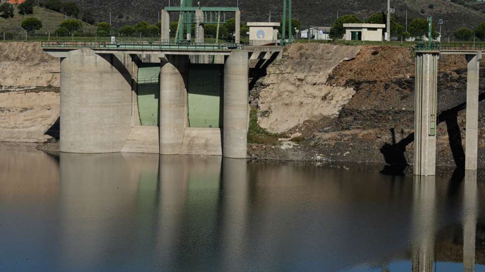 Falta de chuva no Algarve com a Barragem de Odeleite no barlavento algarvio com níveis minimos de água, Castro Marim, 23 de novembro de 2020. A chuva que caiu em outubro e novembro no Algarve aliviou alguma da pressão sobre os agricultores, mas não afastou a possibilidade de racionamento da água das barragens para a agricultura, hipótese que preocupa os agricultores. (ACOMPANHA TEXTO DE 3/12/2020) LUÍS FORRA/LUSA