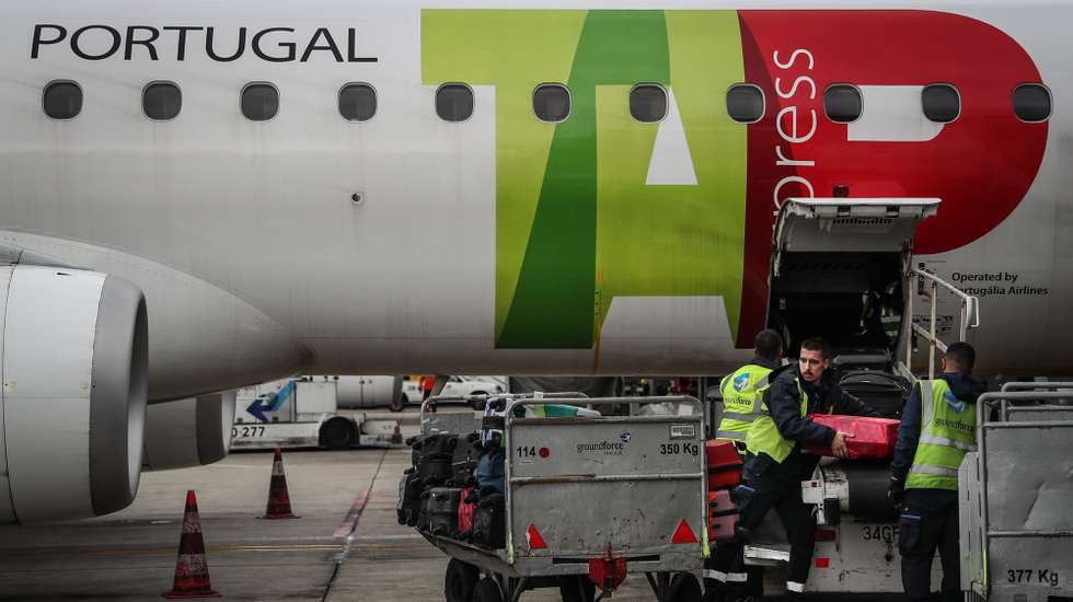 Operadores da Groundforce onde a operação da empresa de ‘handling’ Groundforce inclui números como cinco minutos e 400 toneladas, mas também o objetivo de chegar ao fim de 2019 com 3.600 colaboradores, aeroporto Humberto Delgado, em Lisboa, 22 de janeiro de 2018. Para que os aviões estejam no ar, a Groundforce faz toda a assistência em terra, excetuando o fornecimento de comida e de combustível, como resume o presidente executivo da empresa, Paulo Neto Leite, numa visita guiada aos ‘bastidores’ do Aeroporto Humberto Delgado, em Lisboa. MÁRIO CRUZ/LUSA