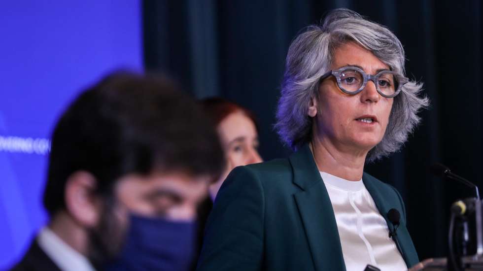A ministra da Cultura, Graça Fonseca (D), intervém na sessão de apresentação das medidas de apoio ao emprego e às empresas aprovadas em Conselho de Ministros, em Lisboa, 12 de março de 2021. MIGUEL A. LOPES/LUSA