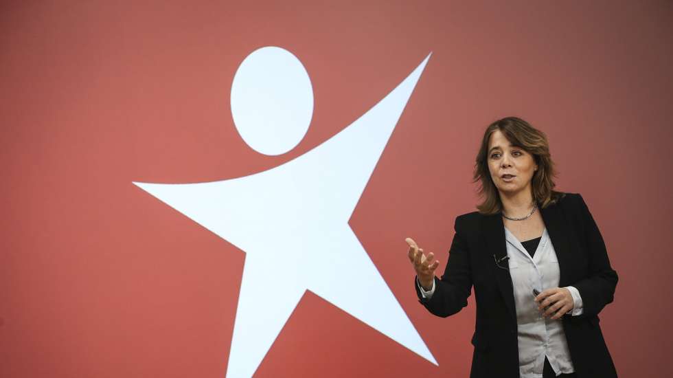 A coordenadora do Bloco de Esquerda (BE), Catarina Martins, discursa durante uma conferência de imprensa para apresentar um conjunto de medidas para proteger quem está em teletrabalho, na sede do partido, em Lisboa, 13 de março de 2021.  RODRIGO ANTUNES/LUSA