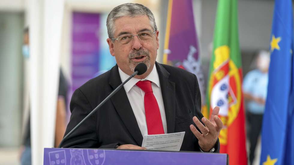 O presidente da Câmara Municipal de Coimbra, Manuel Machado, intervém durante a cerimónia de assinatura do auto de consignação da empreitada de abertura do canal do Metrobus do Mondego, em Coimbra, 11 de setembro de 2020. SÉRGIO AZENHA/LUSA