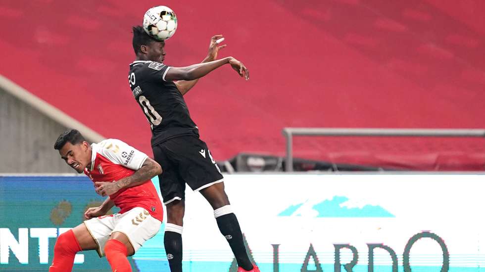 Galeno (E) do Sporting de Braga disputa a bola com Zie Ouattara do Vitória de Guimarães no jogo a contar para a Primeira Liga de Futebol realizado no Estádio Municipal de Braga, 9 de março de 2021. HUGO DELGADO/LUSA