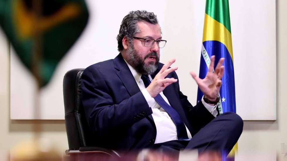 O ministro das Relações Exterior do Brasil, Ernesto Araújo, fala durante uma entrevista a agência Lusa, no âmbito da sua visita a Angola, em Luanda, Angola, 12 de dezembro de 2019. O Brasil pode ser um parceiro decisivo para a segurança alimentar de Angola e ajudar o país a tornar-se autossuficiente em termos de alimentos, defendeu o ministro das Relações Exteriores brasileiro em entrevista à Agência Lusa. (ACOMPANHA TEXTO DO DIA 13 DE DEZEMBRO DE 2019). AMPE ROGÉRIO/LUSA