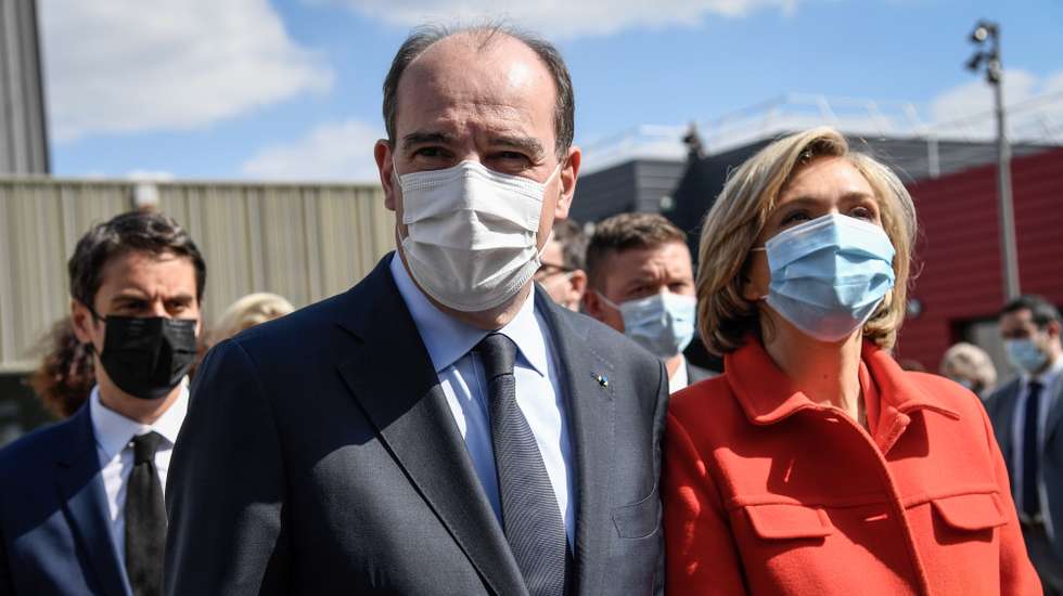 epa09122552 French Prime Minister Jean Castex (C), next to the President of French Ile-de-France region Valerie Pecresse (R), speaks to the press after a visit at a COVID-19 vaccination center, in Nogent-sur-Marne, near Paris, France, 08 April 2021.  EPA/BERTRAND GUAY / POOL  MAXPPP OUT