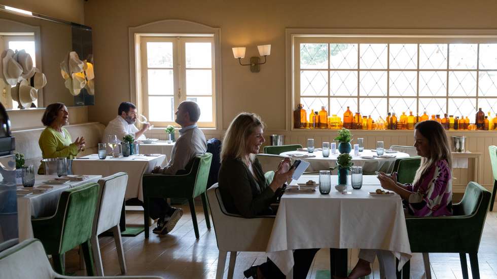Clientes almoçam no restaurante Wish no dia em que entram em vigor novas medidas de desconfinamento, Porto, 19 de abril de 2021. Passa a ser autorizada a abertura de restaurantes, cafés e pastelarias, mas com a restrição de lotação máxima a quatro pessoas ou seis pessoas em esplanadas e com horário até às 22:00 horas ou às 13:00 ao fim de semana. JOSÉ COELHO/LUSA