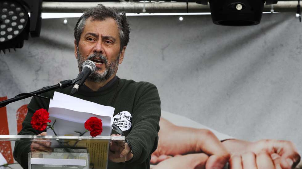 O secretário-geral Mário Nogueira durante o discurso na ação nacional de luta de professores convocada pela federação sindical FENPROF para exigir do governo diálogo, negociação, soluções para os problemas e respeito pelos professores e educadores, como denunciar no espaço geopolítico temporariamente presidido por Portugal, os problemas que se vivem na educação, junto ao Centro Cultural de Belém, em Lisboa, 24 de abril de 2021. MANUEL DE ALMEIDA/LUSA