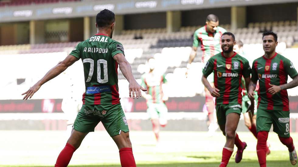 O jogador do Marítimo Alipour (E) festeja após marcar um golo, durante o jogo da Primeira Liga de Futebol, entre o Boavista e o Marítimo, realizado no Estádio do Bessa, no Porto, 25 de abril de 2021. MANUEL FERNANDO ARAÚJO/LUSA