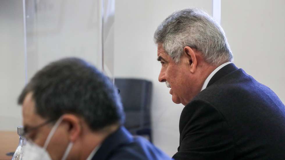 O presidente do Conselho de Administração da Promovalor, Luís Filipe Vieira (D), fala perante a Comissão Eventual de Inquérito Parlamentar às perdas registadas pelo Novo Banco e imputadas ao Fundo de Resolução, na Assembleia da República, em Lisboa, 10 de maio de 2021. TIAGO PETINGA/LUSA