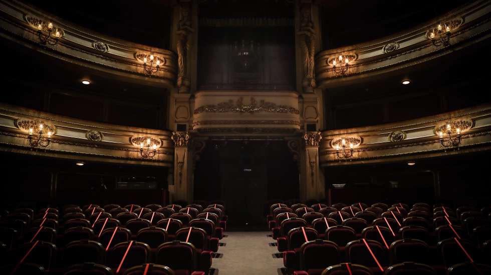 Cadeiras interditas para a visualização da peça "Catarina e a beleza de matar fascistas" antes da reabertura ao público, no âmbito das novas medidas de desconfinamento relacionadas com a pandemia da covid-19, no Teatro Nacional D. Maria II , em Lisboa, 19 de abril de 2021. (ACOMPANHA TEXTO) MÁRIO CRUZ/LUSA