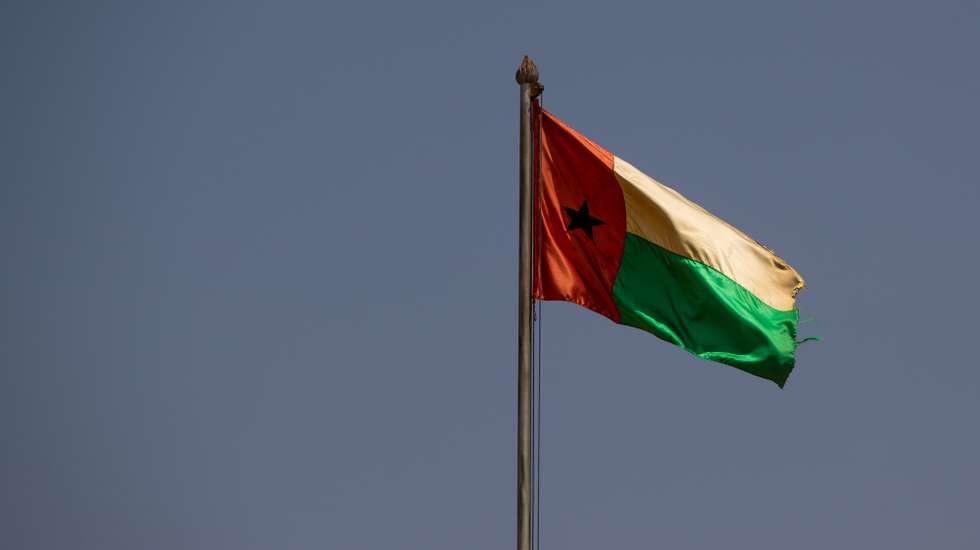 Bandeira da Guiné-Bissau, em Bissau, na Guiné-Bissau, 16 de maio de 2021. JOSÉ SENA GOULÃO/LUSA