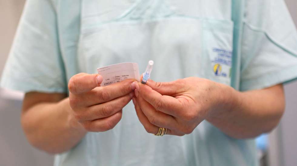 Uma enfermeira prepara-se para administrar uma dose da vacina contra a covid-19 no Centro Hospitalar e Universitário Lisboa Norte, E.P.E, em Lisboa, 13 de maio de 2021. O secretário de Estado Adjunto e da Saúde, António Lacerda Sales, e o coordenador da 'task force' da vacinação contra a covid-19, Henrique Gouveia e Melo (ausentes da foto), visitaram hoje o Centro Hospitalar onde decorre a vacinação de doentes em contexto de consulta externa. ANTÓNIO PEDRO SANTOS/LUSA