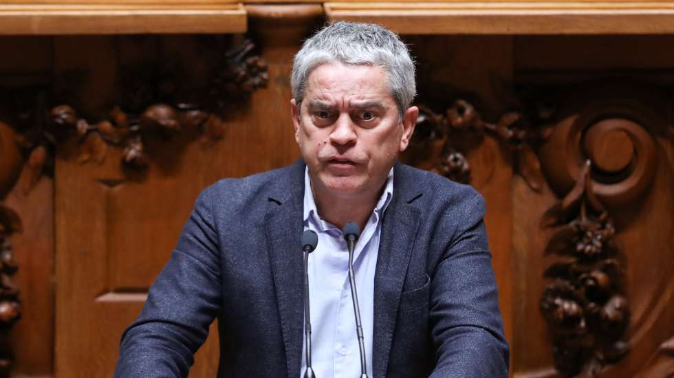 O deputado do Partido Ecologista "Os Verdes" (PEV) José Luís Ferreira intervém no debate o sobre a participação de Portugal na Cooperação Estruturada Permanente, que decorreu na Assembleia da República, em Lisboa, 31 de março de 2021. ANTÓNIO COTRIM/LUSA