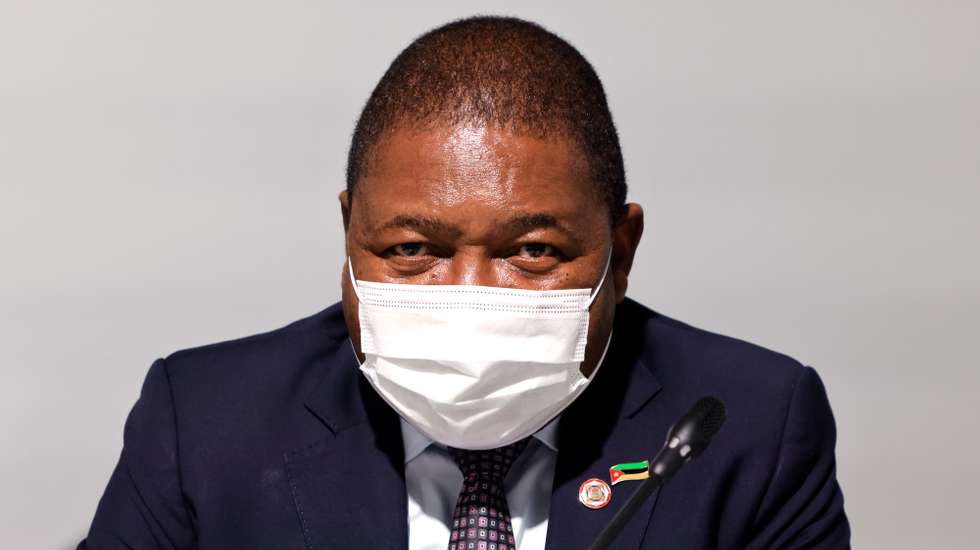 epa09208775 Mozambique&#039;s President Filipe Nyusi poses before the opening session of the Summit on the Financing of African Economies in Paris, France, 18 May 2021.  EPA/LUDOVIC MARIN / POOL  MAXPPP OUT