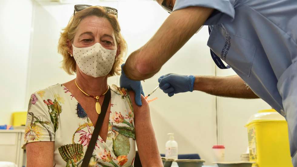 epa09231515 A woman receives a second dose of the Pfizer-BioNTech vaccine against Covid-19 after having gotten a first dose of AztraZeneca vaccine, in Bilbao, northern Spain, 27 May 2021. Due to a slight amount of cases with secondary effects after receiving the AstraZeneca vaccine against Covid-19 in people between 55 and 60 years old, Spanish Health Ministry decreed that the more than a million and a half of people that got the first AztraZeneca shot between those ages can decide whether to get a second dose of AstraZeneca or Pfizer-BioNTech.  EPA/MIGUEL TONA