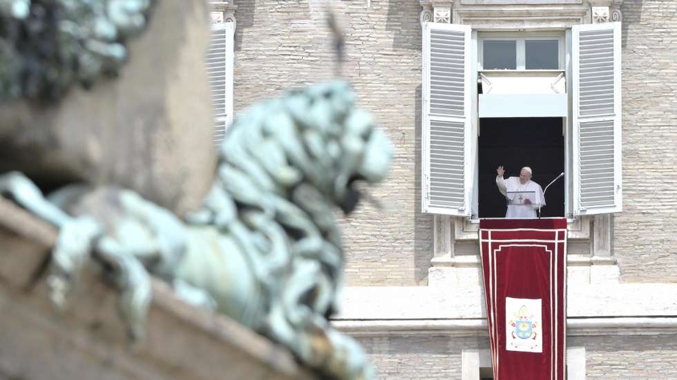 epa09236621 Pope Francis as he leads his Saturday Angelus prayer from the window of his office overlooking Saint Peter's Square at the Vatican, 30 May 2021.  EPA/CLAUDIO PERI