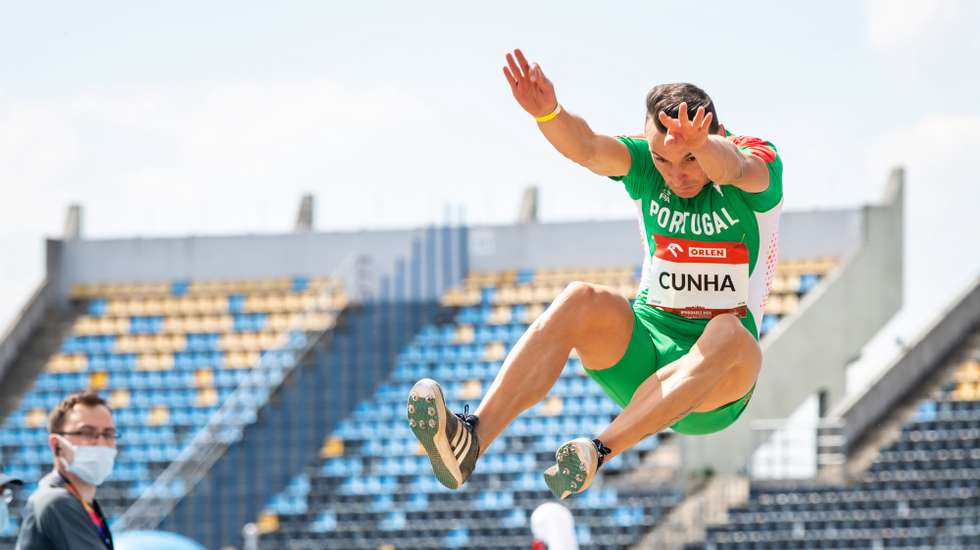 epa09248676 Lenine Cunha of the Portugal in action during the Men's Long Jump T20 Final at the European Para Athletics Championships in Bydgoszcz, northern Poland, 04 June 2021.  EPA/Tytus Zmijewski POLAND OUT