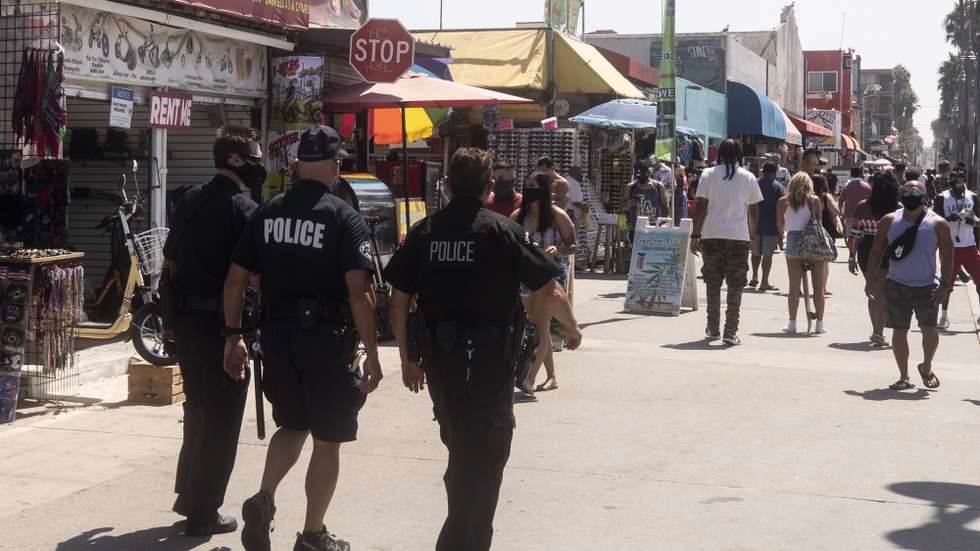 epa08649830 Police officers patrol next to the beach during a heat wave amid the coronavirus pandemic in Venice Beach, California, USA, 05 September 2020.  EPA/ETIENNE LAURENT