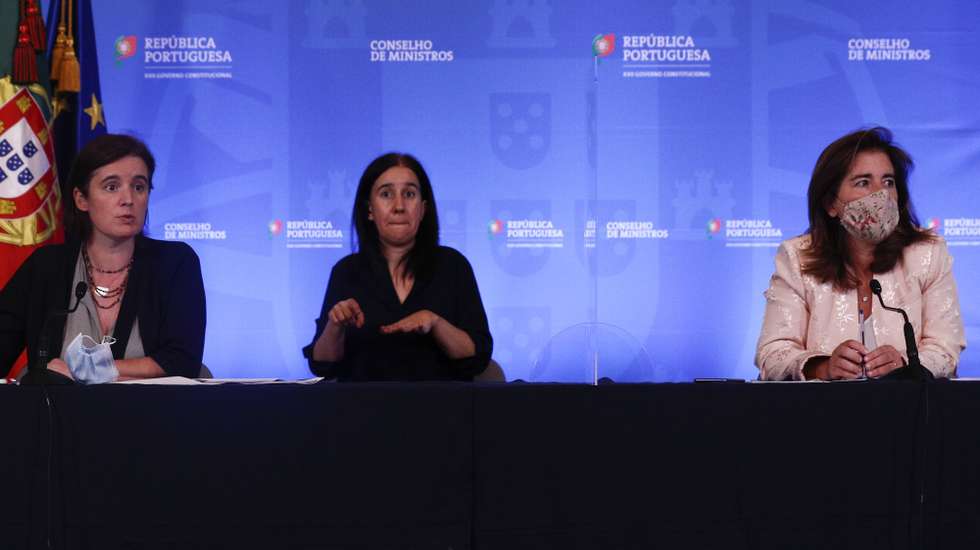 A ministra da Presidência e da Modernização Administrativa, Mariana Vieira da Silva, acompanhada pela ministra do Trabalho e da Segurança Social, Ana Mendes Godinho (D), durante a conferência de imprensa no final da reunião do Conselho de Ministros, que decorreu no Palácio da Ajuda, em Lisboa, 01 de julho de 2021. ANTÓNIO COTRIM/LUSA