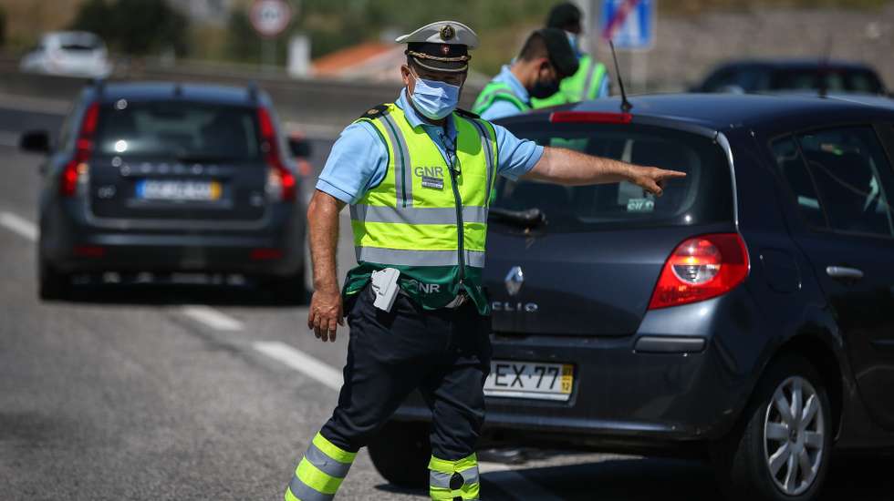 Um elemento da Guarda Nacional Republicana (GNR), durante a operação de fiscalização no âmbito das novas medidas covid-19 para a Área Metropolitana de Lisboa (AML), nas portagens de Alverca, em Alverca, 25 de junho de 2021. RODRIGO ANTUNES/LUSA