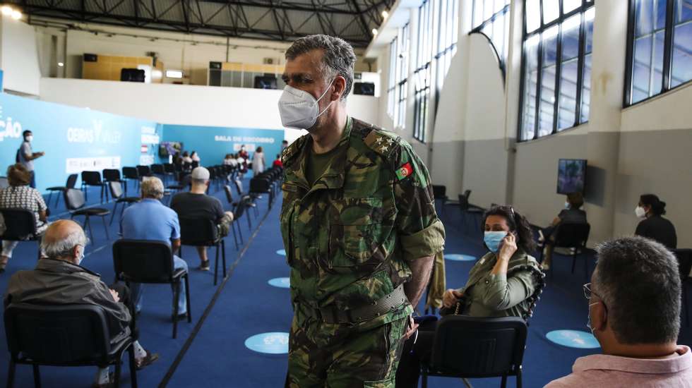 O coordenador da ‘task force’ vice-almirante Henrique Gouveia e Melo, durante a visita o centro de vacinação contra a covid-19 no Parque Desportivo Carlos Queiróz em Carnaxide, 5 de julho de 2021. MANUEL DE ALMEIDA/LUSA