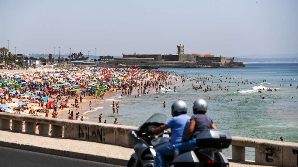 Populares frequentam a praia de Carcavelos, em Cascais, 10 de junho de 2021. Devido às altas temperaturas, a afluência foi muito alta nas praias da Linha do Estoril. JOSE SENA GOULAO/LUSA